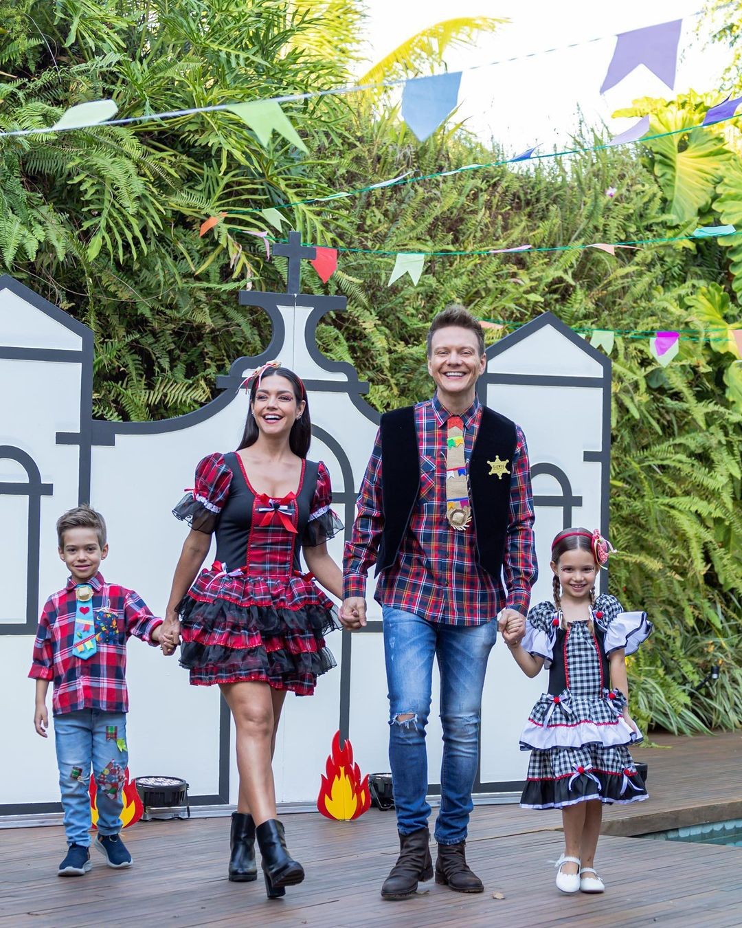 Thaís Fersoza, Michel Teló e os filhos — Foto: Reprodução de Instagram