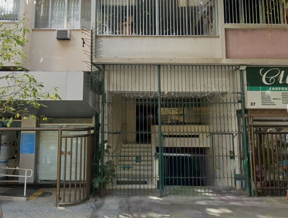 Edifício onde um homem foi encontrado morto em elevador, em Copacabana — Foto: Reprodução