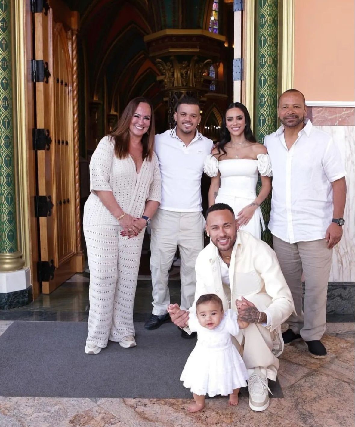 Neymar com os pais, o irmão de criação e Bruna Biancardi, no batizado de Mavie — Foto: Instagram