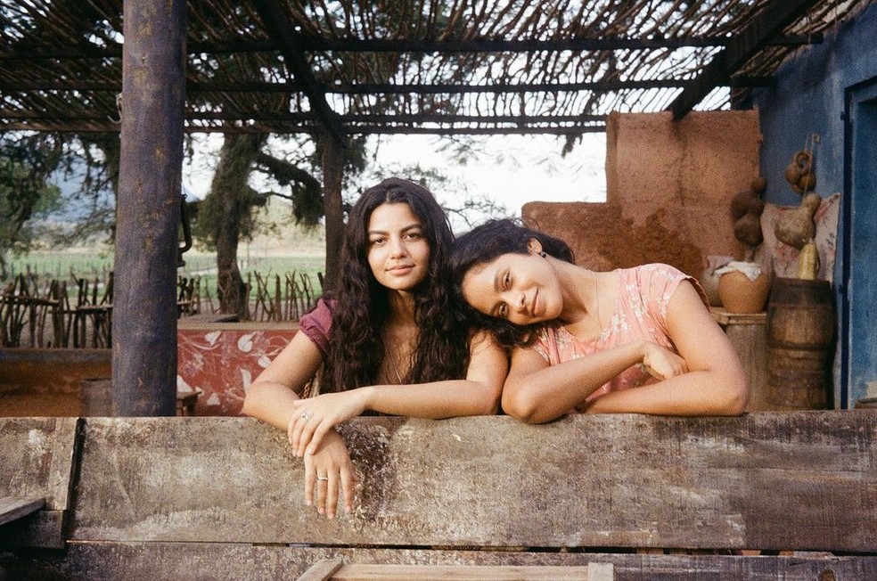 Larissa Bocchino com Larissa Goes nos bastidores de 'Guerreiros do sol' — Foto: Reprodução/ Instagram