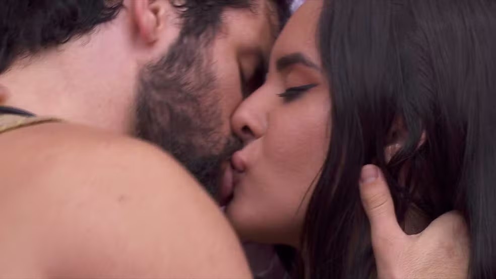 Matteus e Isabelle se beijam no "BBB 24" — Foto: Reprodução/TV Globo