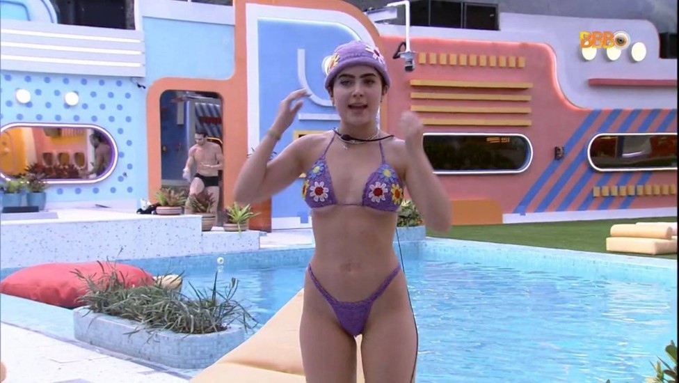 O biquíni de crochê roxo e florido de Jade virou moda fora da casa do "BBB 22", e o umbigo tapado gerou burburinho — Foto: Reprodução de TV