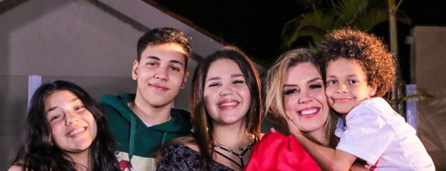 Simony com os quatro filhos — Foto: Instagram