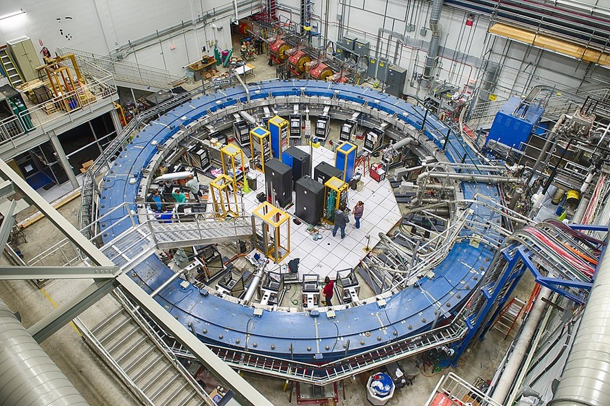 O ímã de anel de armazenamento g−2 no Fermilab, que foi originalmente projetado para o experimento Brookhaven g−2. A geometria permite que um campo magnético muito uniforme seja estabelecido no anel