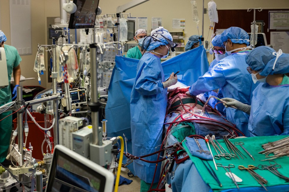 Cirurgiões toráxicos criando pulmão artificial para David Bauer — Foto: Northwestern Memorial Hospital