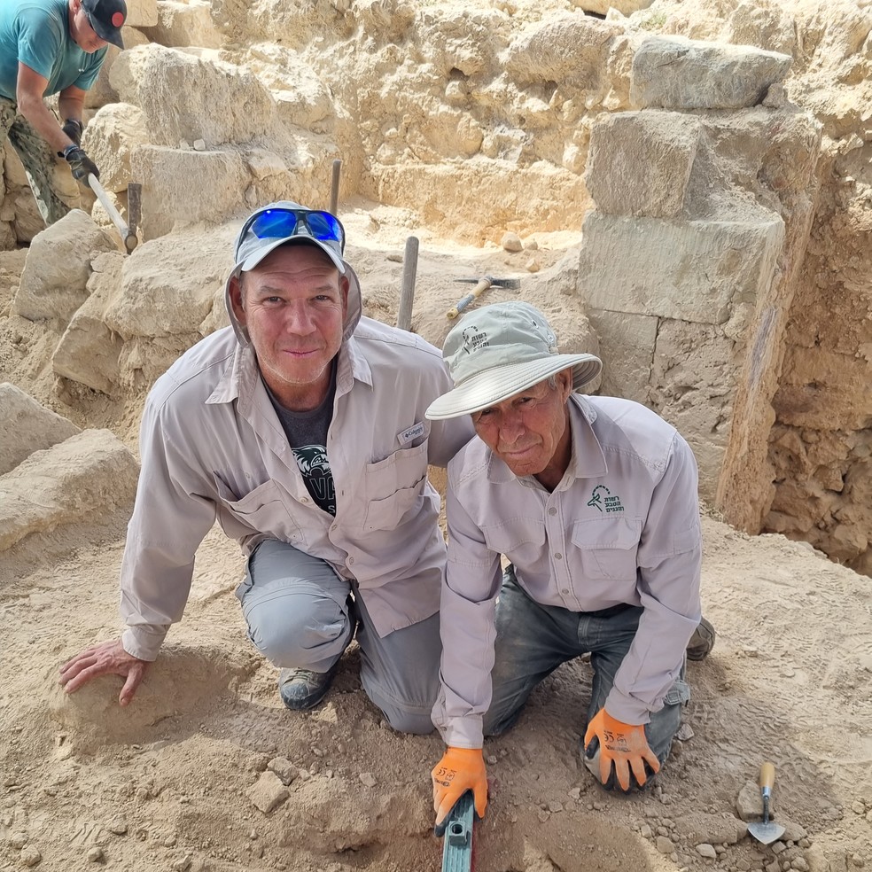 Arqueólogos durante as escavações na Judeia — Foto: Universidade Hebraica de Jerusalém