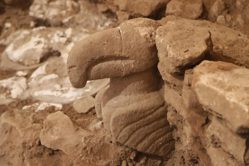 Estátua de abutre encontrada na Turquia — Foto: Türkiye Cumhuriyeti Kültür ve Turizm Bakanlığı/Facebook/Reprodução