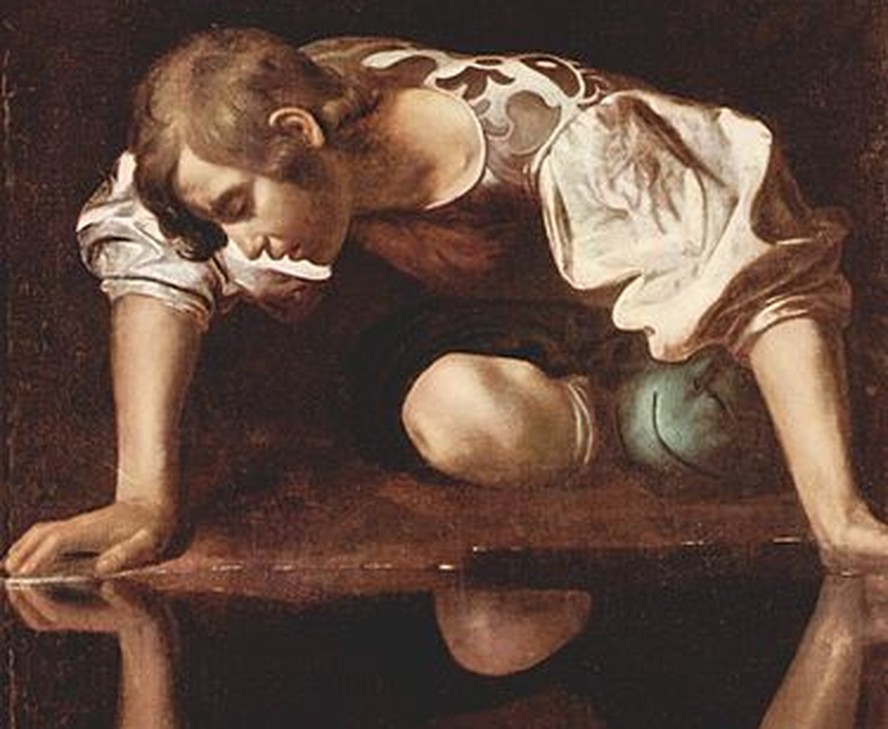 'Narcisismo' é uma referência ao mito grego de Narciso, um jovem que apaixonou-se pela própria imagem refletida na água