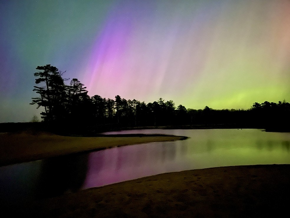 Aurora boreal ao longo do Lago Superior em Wisconsin, Estados Unidos, no dia 11 de maio de 2024 — Foto: briandjan607/Flickr