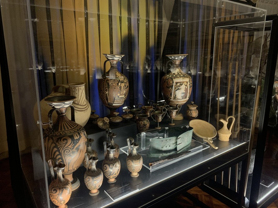 Vasos, ornamentos e estátuas milenares dão um vislumbre das culturas pré-romanas da região de Canosa