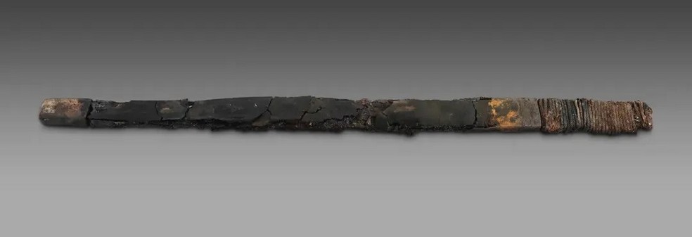 Espada de ferro encontrada em tumba de 1,8 mil anos — Foto: Institute of Archaeology at the Chinese Academy of Social Sciences