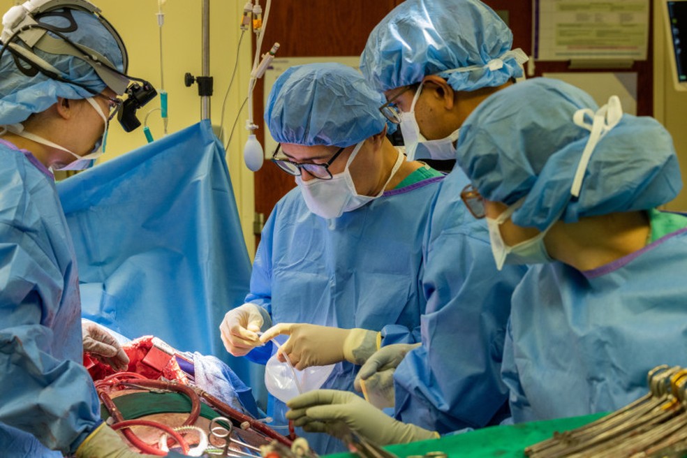 Médicos usando implantes mamários para manter o coração de David no centro do peito — Foto: Northwestern Memorial Hospital