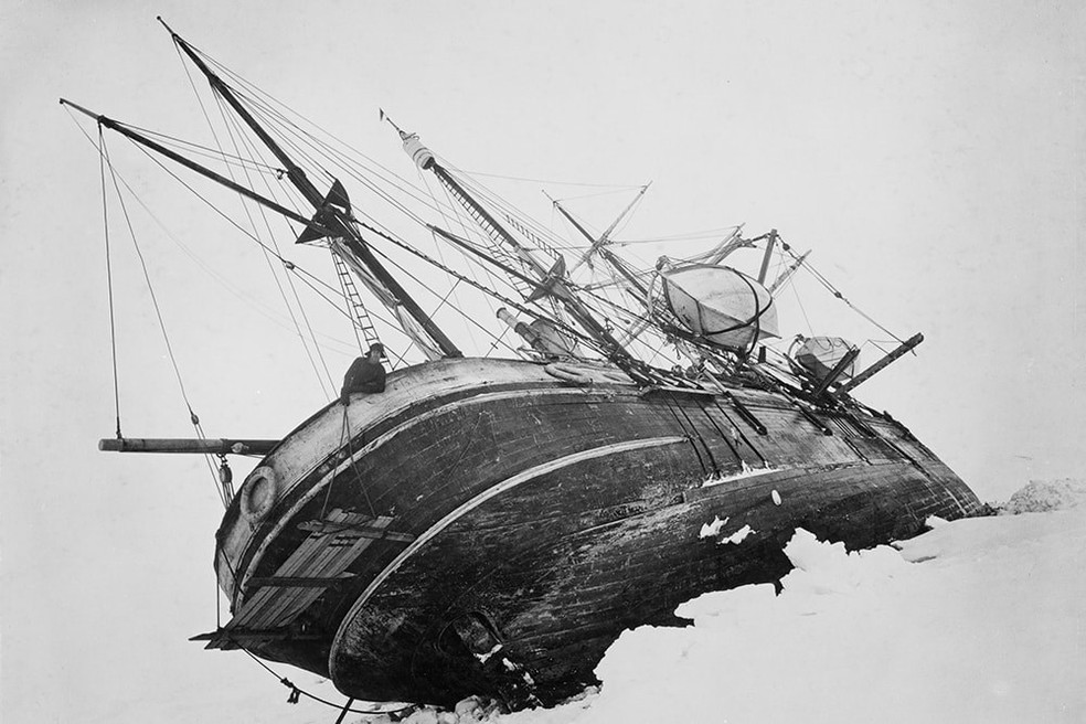 Registro de 1915, quando o navio ficou preso no gelo, pouco antes de naufragar — Foto: Divulgação/Royal Geographical Society