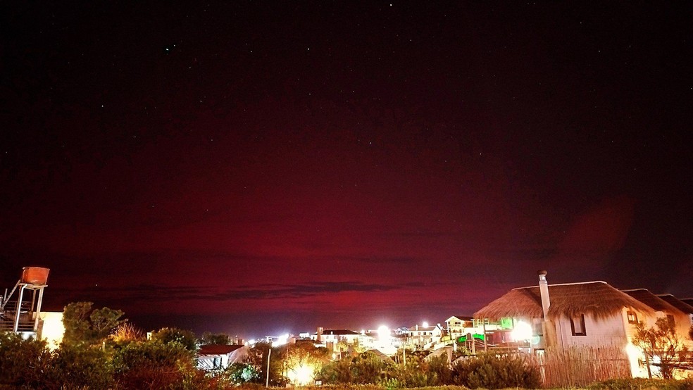 Aurora austral em Punta del Diablo, Uruguai — Foto: @Estacion_bcp/Twitter (X)/Reprodução