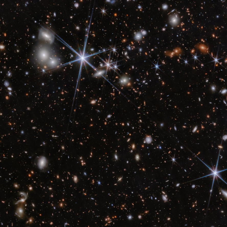 Esta imagem mostra o ambiente do sistema galáctico ZS7 do programa JWST PRIMER (PI: J. Dunlop) visto pelo instrumento NIRCam