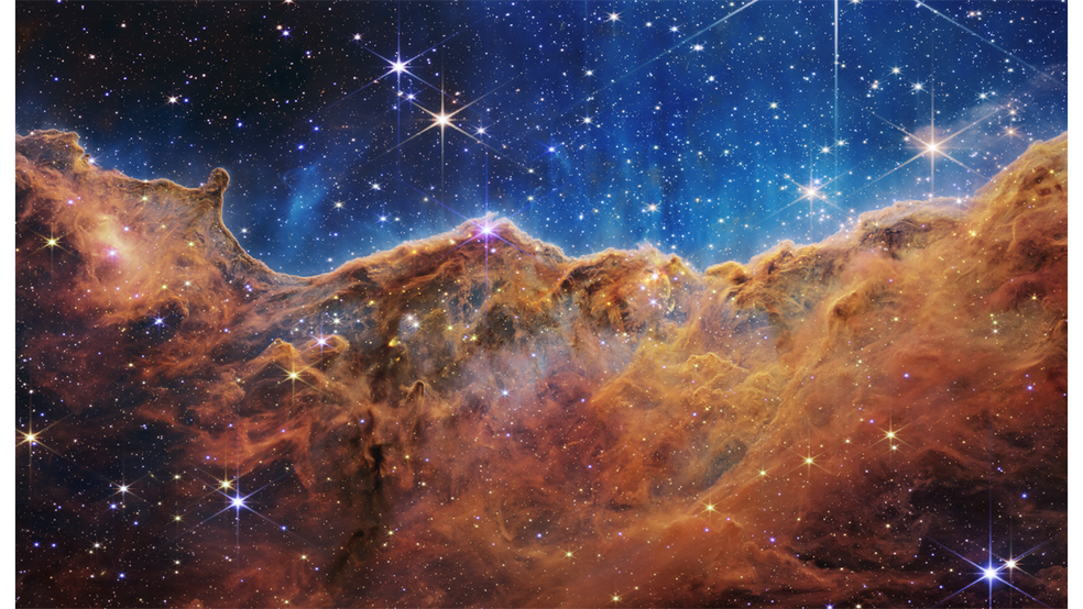 Apelidada de “penhascos cósmicos”, a região a 7,6 mil anos-luz é a borda de um aglomerado estelar na nebulosa Carina — Foto: : NASA, ESA, CSA, STSc