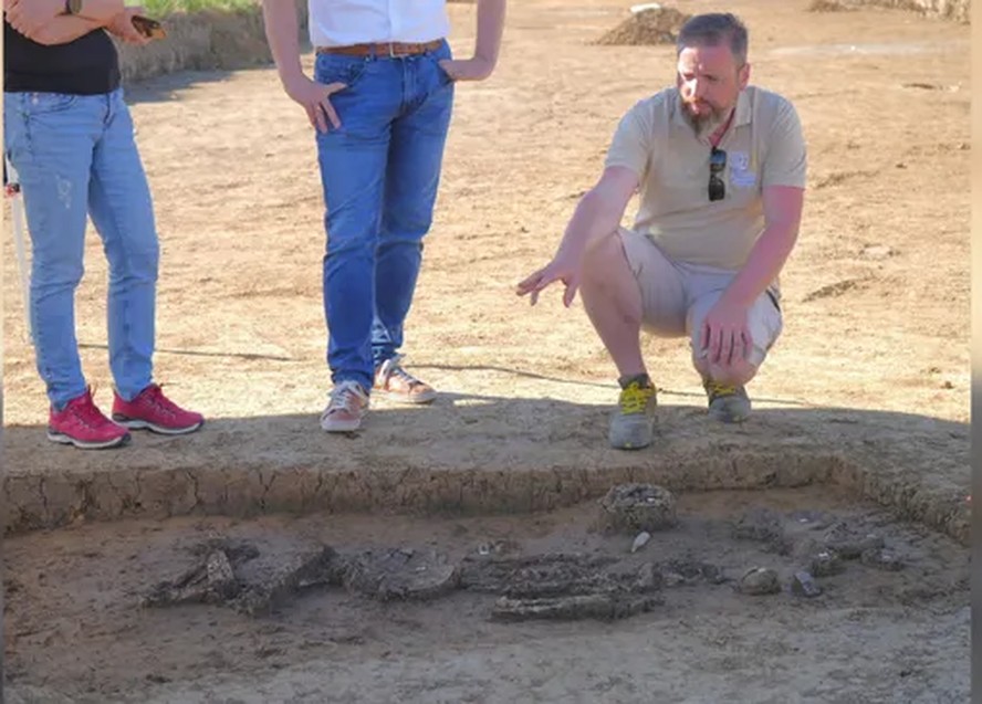 O arqueólogo do distrito de Dingolfing-Landau, Florian Eibl, ao lado do esqueleto do 'Prefeito' nas escavações na vila de Exing, perto da cidade bávara de Eichendorf.