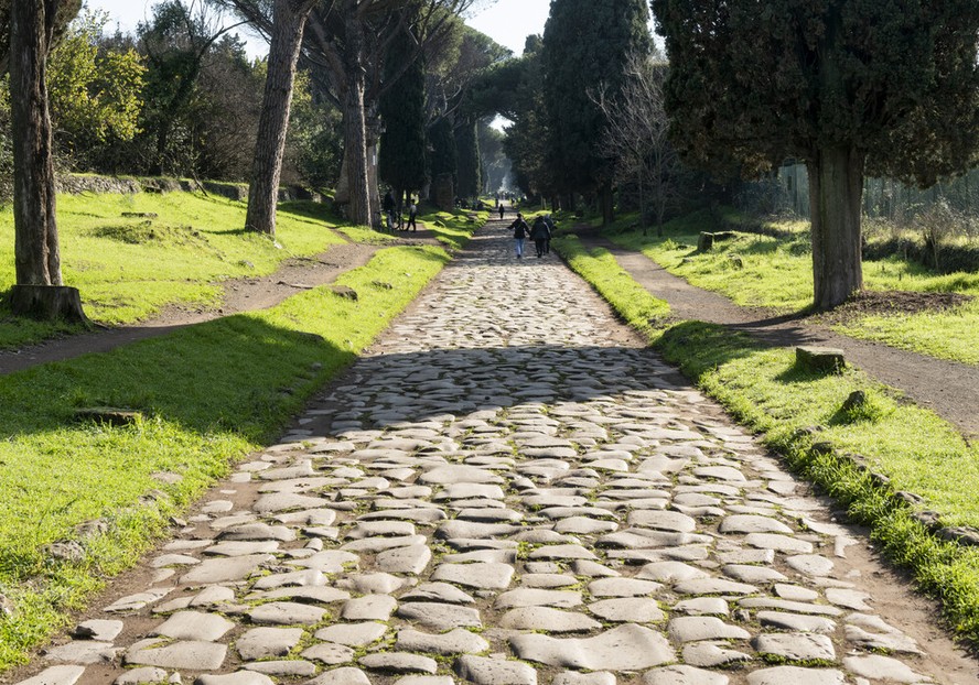 A Via Ápia pode ser visitada no parque arqueológico Appia Antica, no sul de Roma