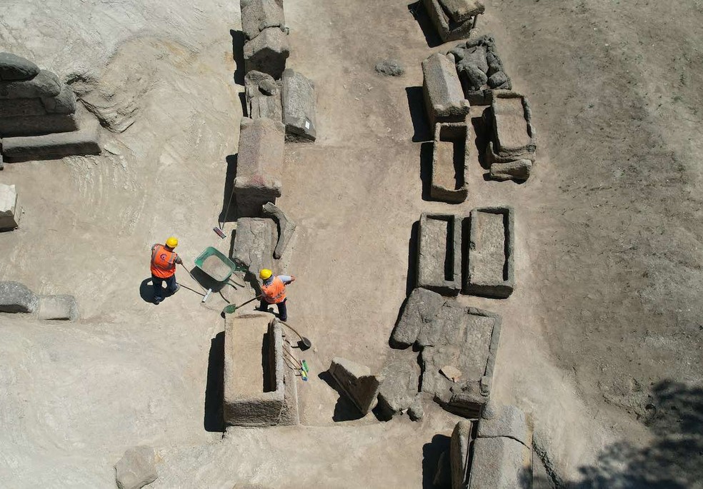 Até agora, foram desenterrados 96 sarcófagos, 23 sepulturas de câmara, sete sepulturas de cista, 60 sepulturas de telhas de moldura e mais de 1300 objetos funerários — Foto: Agência Anadolu