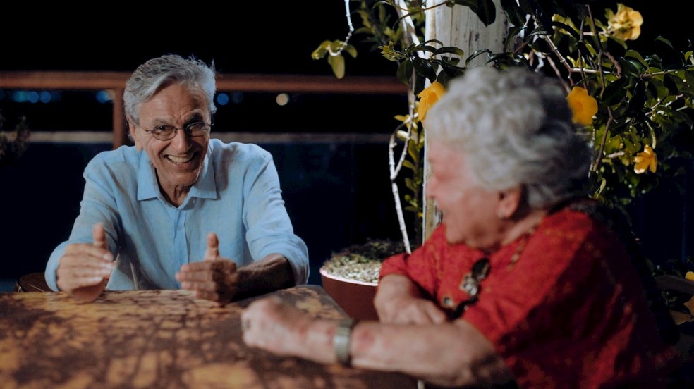 Caetano Veloso e Yeda Pessoa de Castro em cena do documentário — Foto: Divulgação