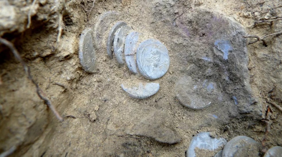 O tesouro avaliado em valor de dezenas de milhares de dólares foi encontrado em 2021 perto de Livorno, na Toscana — Foto: Reprodução/Franco Sammartino