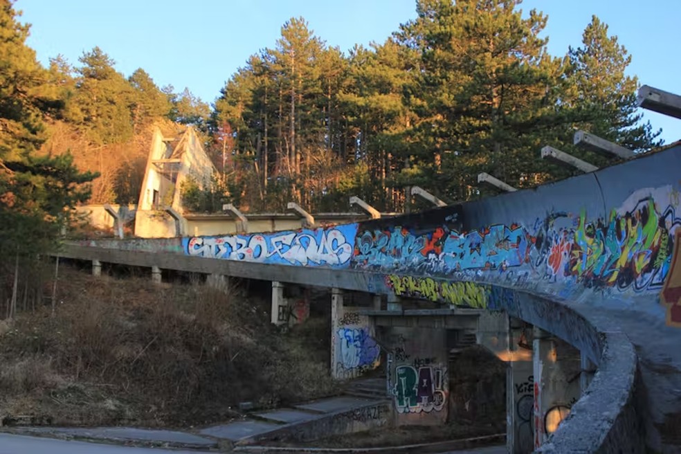 Pista Sarajevo Olympic Bobsleigh and Luge Track, 2017 – Sarajevo, Bósnia e Herzegovina. Atualmente em desuso. — Foto: Wikimedia Commons