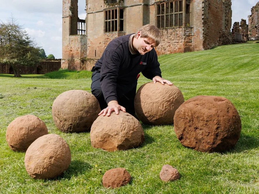 As pedras foram atiradas por catapultas durante um dos cercos mais longos da história britânica