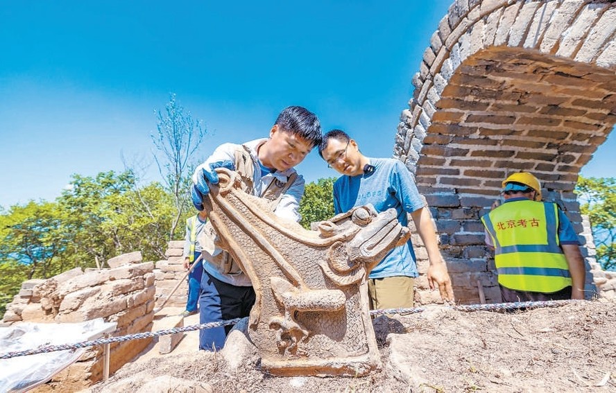 Arqueólogos desenterraram três peças arquitetônicas da Dinastia Ming, incluindo uma rara escultura de dragão