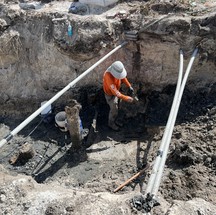 As equipes da FDOT identificaram vestígios de madeira e imediatamente interromperam as atividades de construção para permitir que arqueólogos escavassem uma embarcação