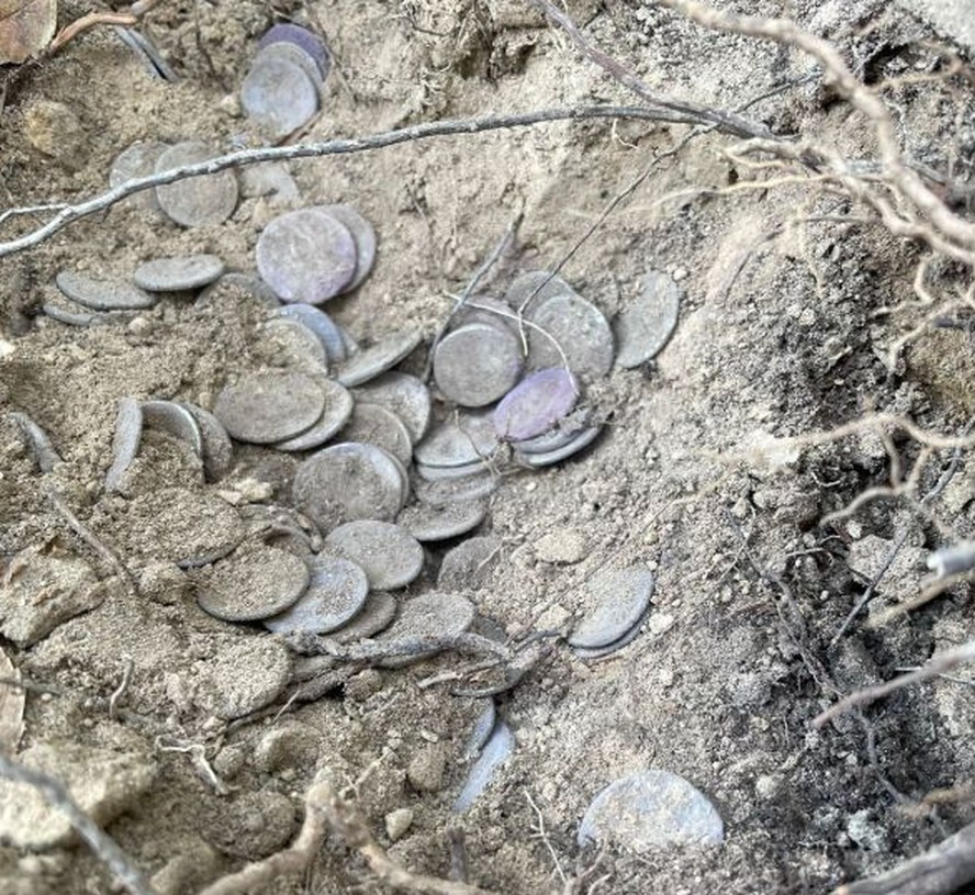 Os arqueólogos acham que as moedas foram enterradas em um pequeno pote de terracota por volta de 82 aC para mantê-las seguras durante um período de guerra