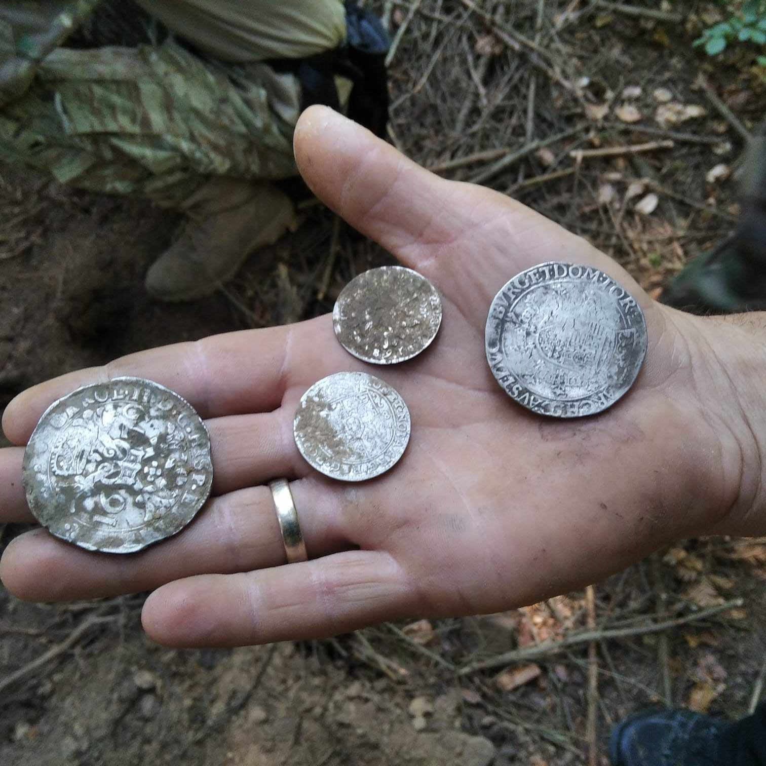 Moedas encontradas em montanha na Polônia — Foto: Divulgação/Grupo de Exploração Świętokrzyska