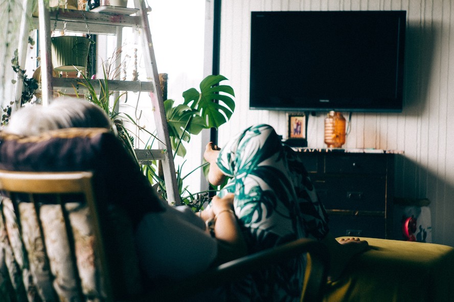 Excesso de horas em frente à TV aumenta risco de problemas do sono em idosos