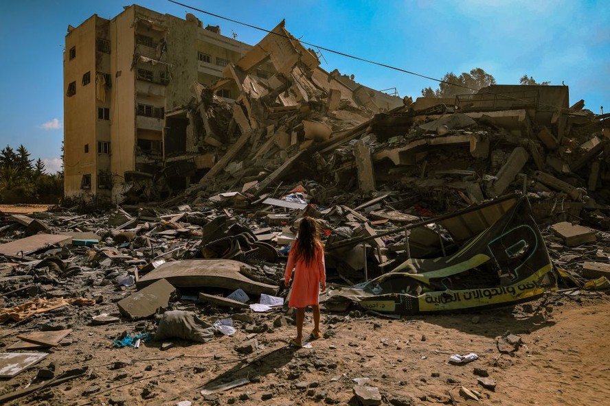 Menina em meio a escombros de prédio destruído por ataques aéreos israelenses