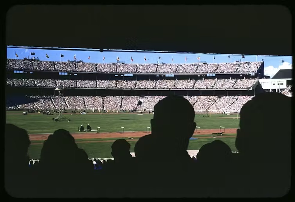 Melbourne Cricket Ground, 1956 – Melbourne, Austrália. Usado nas Olimpíadas de Verão de 1956.  — Foto: Biblioteca Estadual de Victoria/ Arthur Gordon Fraser