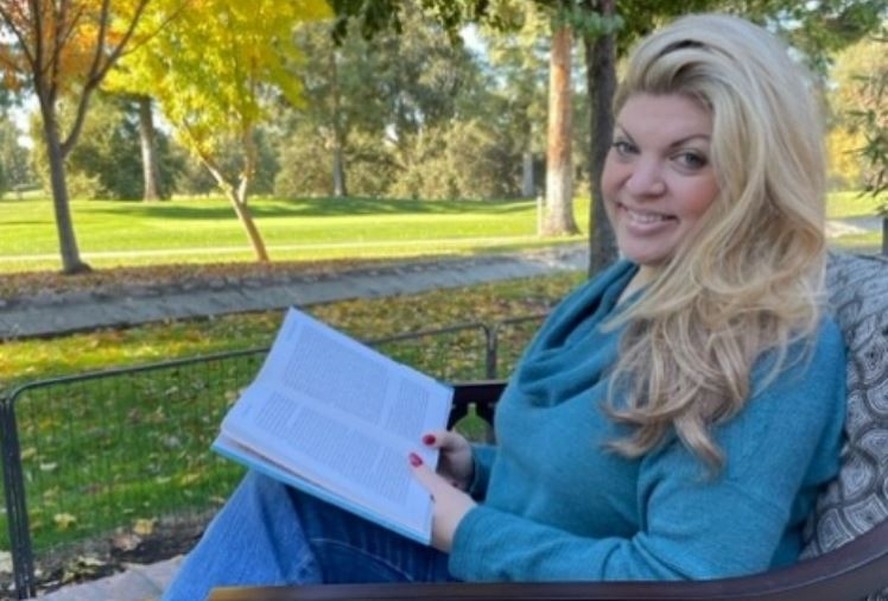 Após sofrer lesão no cérebro em acidente de carro, Gina Arata não conseguia mais se concentrar para ler. Depois do implante cerebral, sua capacidade de concentração, memória e humor melhoraram