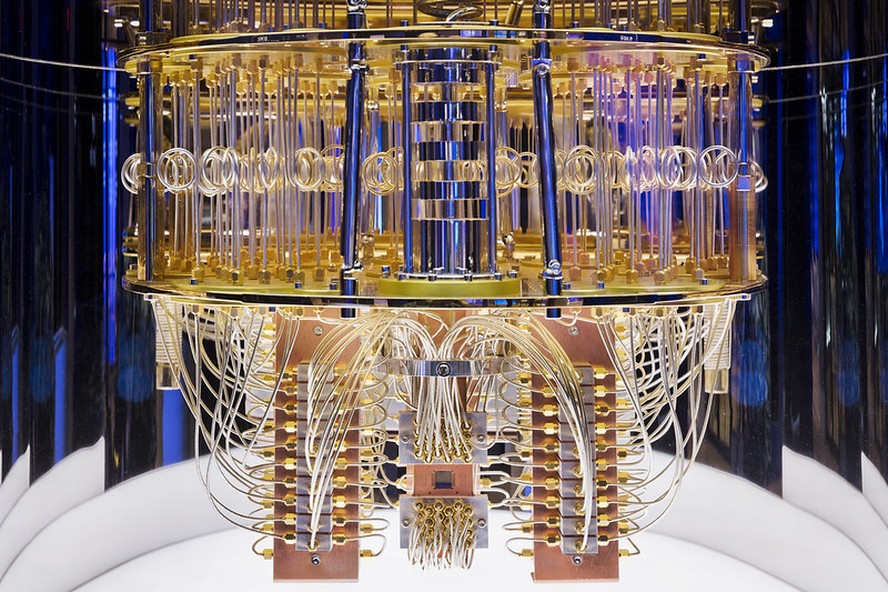 Interior de um sistema de computação quântica da IBM