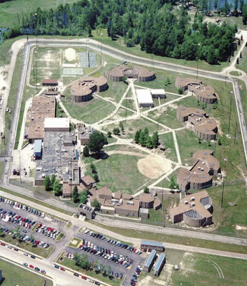 Instituição Correcional Federal Ray Brook, anteriormente a vila olímpica de Lake Placid Don Voth, 2012 — Foto: Wikimedia Commons