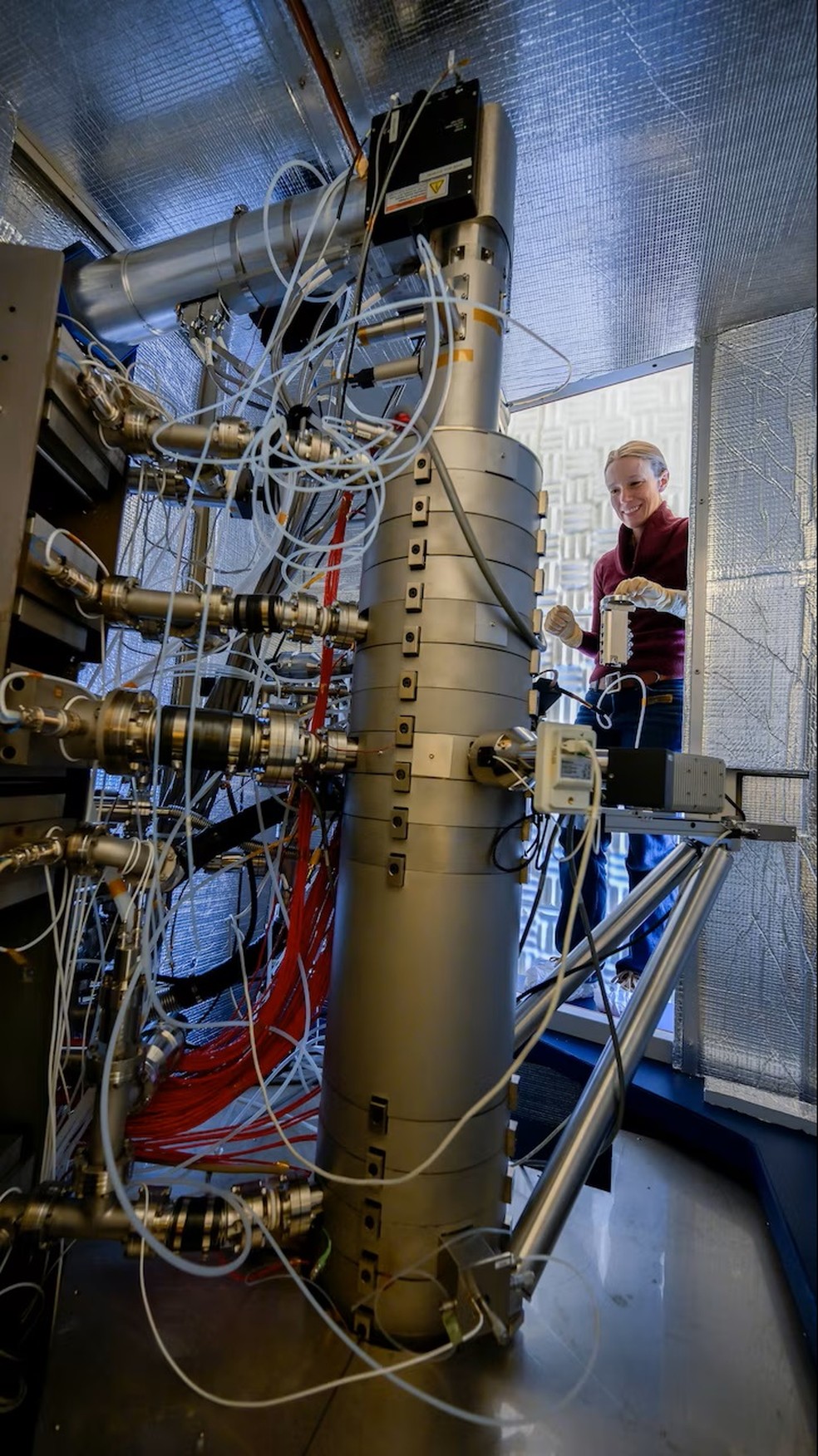 Katherine D. Burgess com equipamento utilizado no estudo que detectou hidrogênio em amostras lunares — Foto: Laboratório de Pesquisa Naval dos Estados Unidos (NRL)