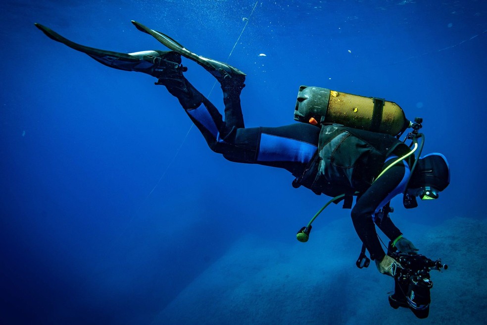 Mergulhador envolvido na investigação do naufrágio na Turquia — Foto: Mateusz Popek