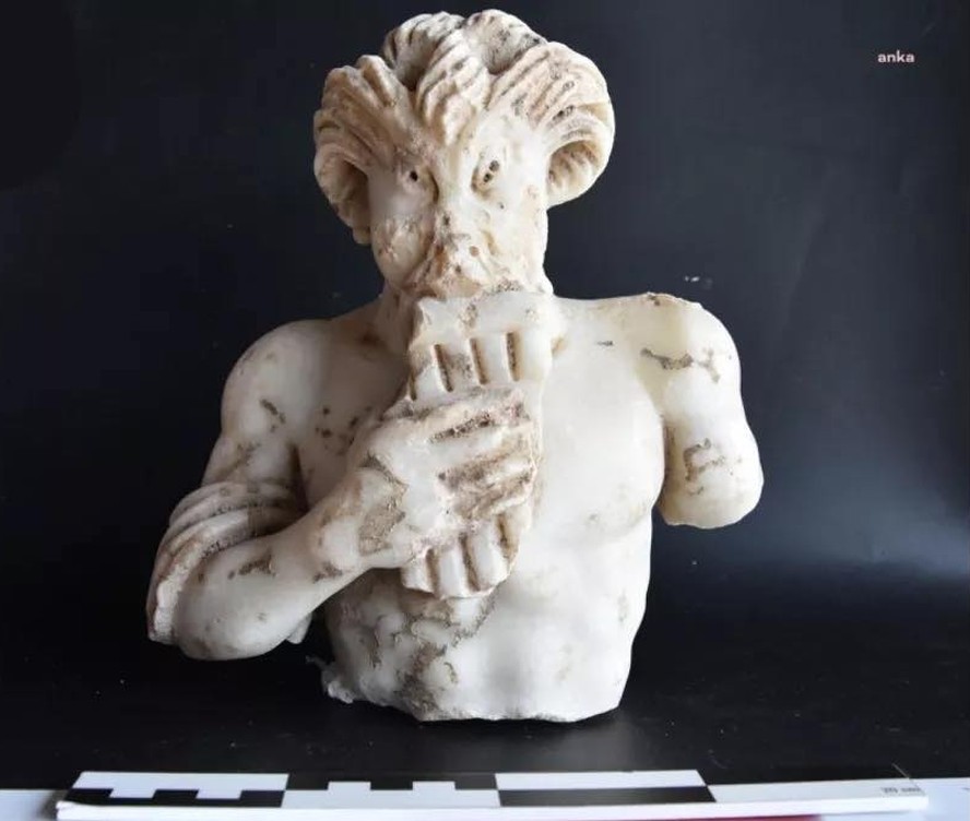 Estátua quebrada do deus Pã é encontrada em ruínas de igreja em Istambul