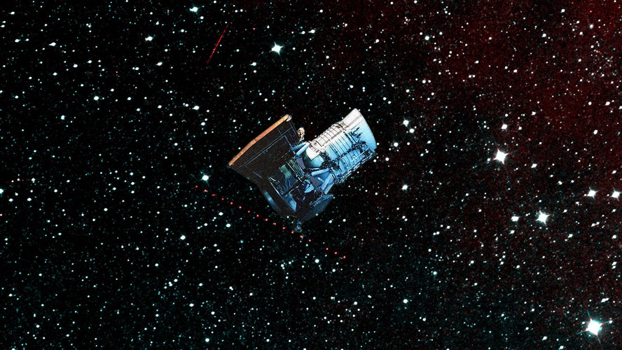 Uma representação artística do NEOWISE aparece junto a uma imagem infravermelha do céu capturada pela missão