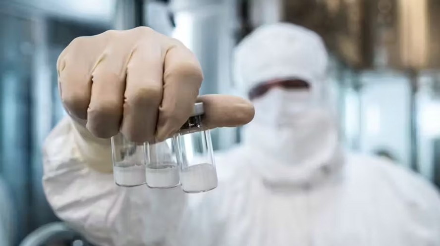 Técnico segura frascos com formulação liofilizada da Butantan-DV, que será capaz de garantir alta eficácia contra os quatro vírus que causam a dengue, em injeções de dose única.