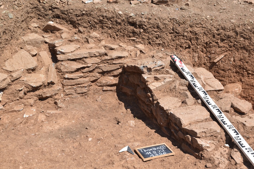 Paredes da casa da Idade do Ferro tinham camadas de pedras na base e tijolos de barro secos ao ar acima — Foto: Thorikos Archaeological Project Gent-Göttingen