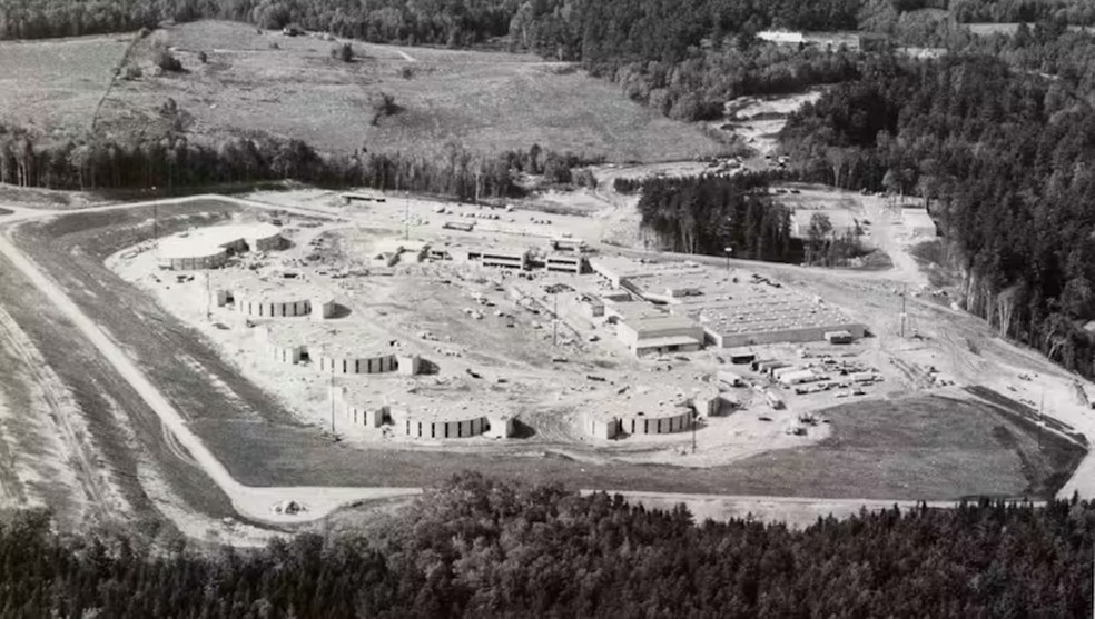 Vila Olímpica de Lake Placid em construção, 1979 – Lake Placid, EUA Usada nas Olimpíadas de Inverno de 1980 — Foto: Museu Olímpico de Lake Placid