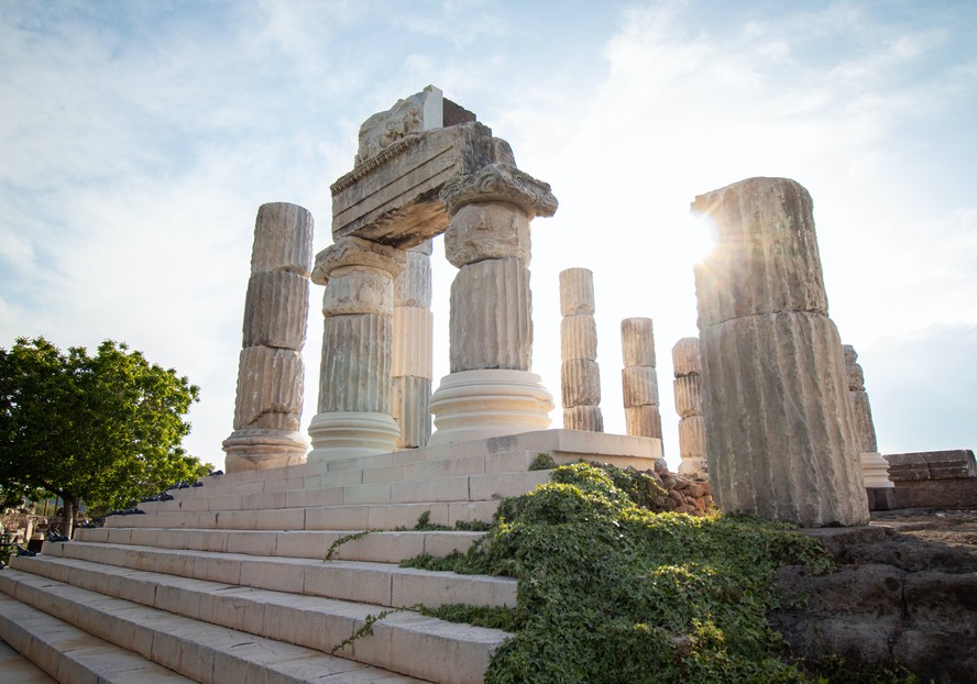 Escavações que descobriram tumba de dois mil anos em antiga cidade grega foram feitas em cemitério próximo ao templo Apollon Smintheion, na Turquia