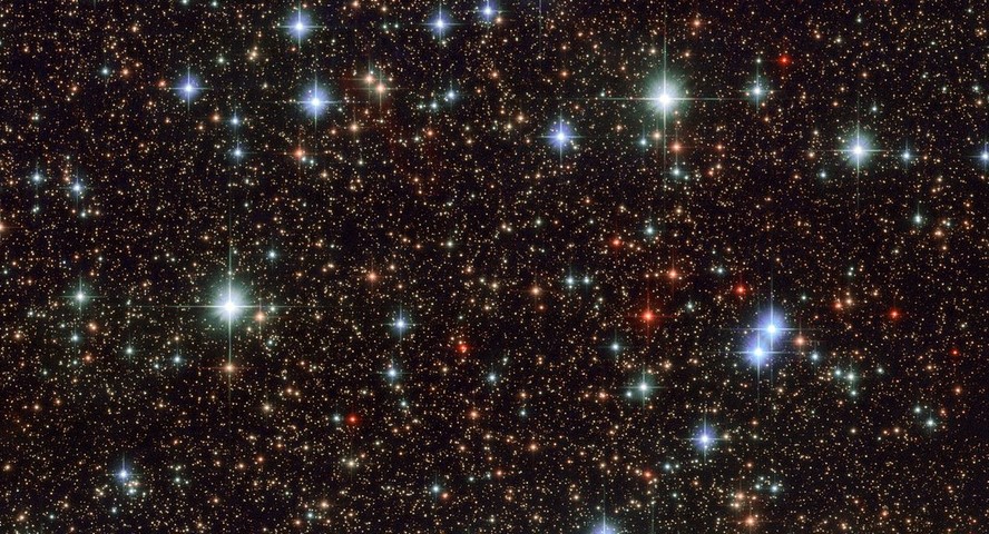 Esta imagem colorida e repleta de estrelas da Via Láctea foi capturada quando o Telescópio Espacial Hubble da NASA/ESA apontou suas câmeras para a constelação de Sagitário (O Arqueiro)