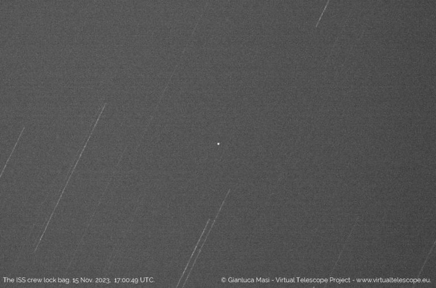 Maleta perdida por astronautas é vista por telescópio em 15 de novembro de 2023