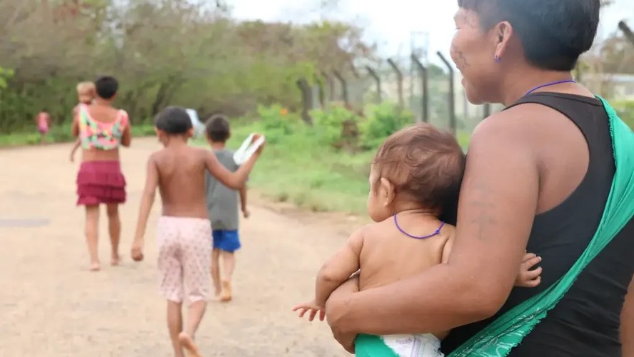 Mortalidade materna indica falhas no atendimento pré-natal de indígenas; na foto, mulher indígena yanomami em Boa Vista (RR)