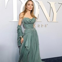 Angelina Jolie usa Atelier Versace no Tony Awards — Foto: Getty Images