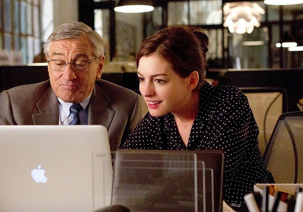 Anne Hathaway e De Niro, no filme Um Senhor Estagiário (Foto: Reprodução) — Foto: Glamour